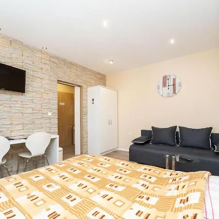 Appartement Bra I Premium With Outdoor Pool And Sauna - Quadruple Sukošan