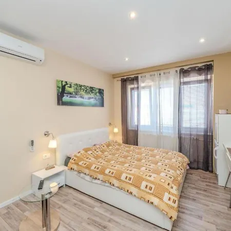 Appartement Bra I Premium With Outdoor Pool And Sauna - Quadruple Sukošan